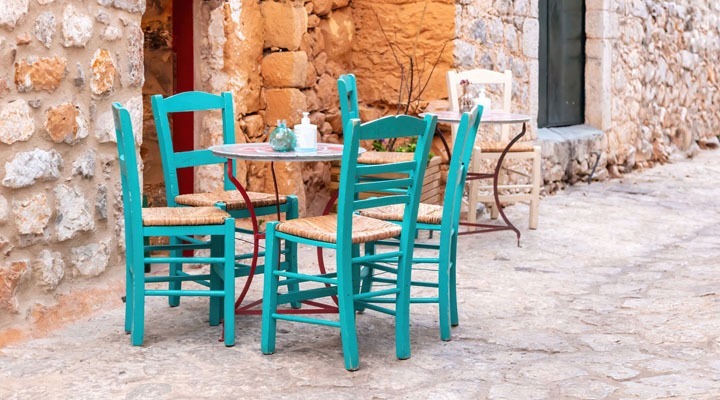 Καρέκλες καφενείου: Ένα έπιπλο-καμβάς που μυρίζει Ελλάδα